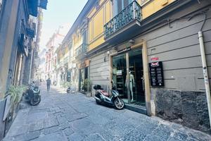 NEGOZIO A NAPOLI