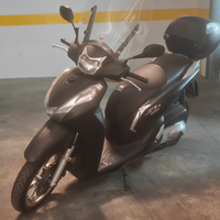 Honda sh300 grigio scuro satinato con bauletto