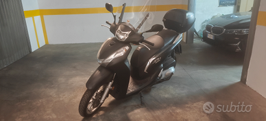 Honda sh300 grigio scuro satinato con bauletto