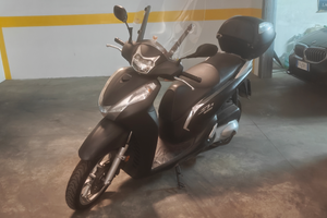 Honda sh300 grigio scuro satinato con bauletto