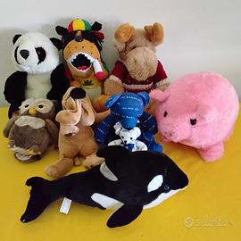 vari pupazzi di peluche 