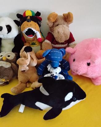 vari pupazzi di peluche 