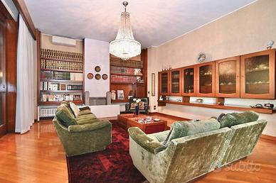 Villa di 245 m² con più di 5 locali e box auto dop