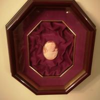 Cammeo inciso a mano su conchiglia