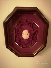 Cammeo inciso a mano su conchiglia