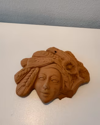 Maschera in terracotta con spighe portafortuna