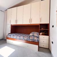 Cameretta a ponte beige e noce, spaziosa