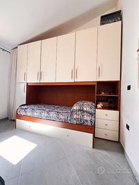 Cameretta a ponte beige e noce, spaziosa