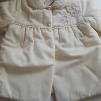 Cappottino ecru per neonata con ricamo a mano
