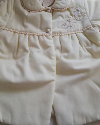 Cappottino ecru per neonata con ricamo a mano