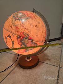 mappamondo illuminato