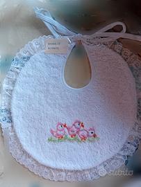 Bavaglino con ricamo e merletto