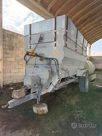 Carro spandiletame e pollina