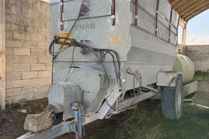 Carro spandiletame e pollina