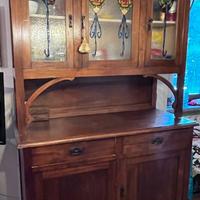 Credenza stile liberty con vetrina decorata