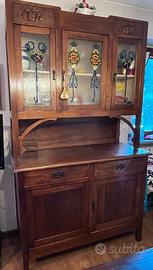 Credenza stile liberty con vetrina decorata