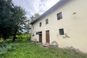 Rustico / Casale di 400 m² con più di 5 locali a M