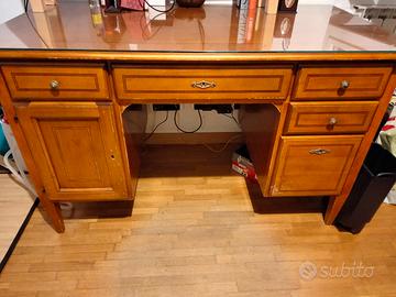 Scrivania in legno