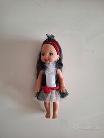 Maria nel ruolo di Carlita la puzzola Barbie