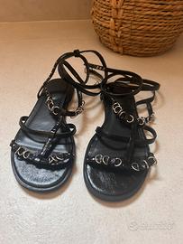 Sandali in pelle neri con borchie e cinturino