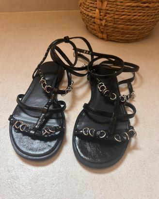Sandali in pelle neri con borchie e cinturino