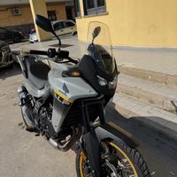 Honda Transalp 750 2025 con danni