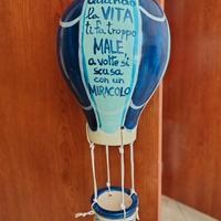 Mongolfiera in ceramica bianca azzurra e blu