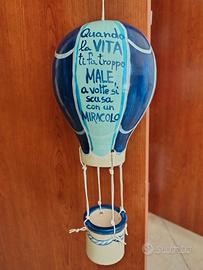 Mongolfiera in ceramica bianca azzurra e blu