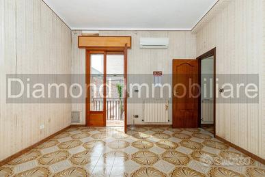 Casa singola con 2 terrazze e cortile a Riposto