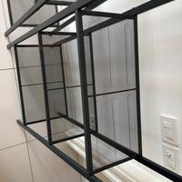 2 scaffali in metallo con ripiani a griglia