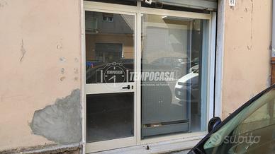 Via Tempio. Magazzino con ampio ingresso