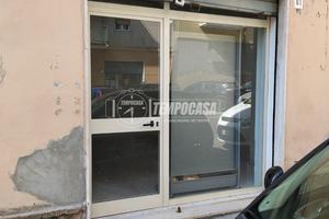 Via Tempio. Magazzino con ampio ingresso