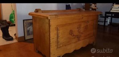 Cassapanca in legno con decorazione a fuoco 