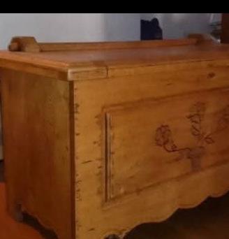 Cassapanca in legno con decorazione a fuoco 