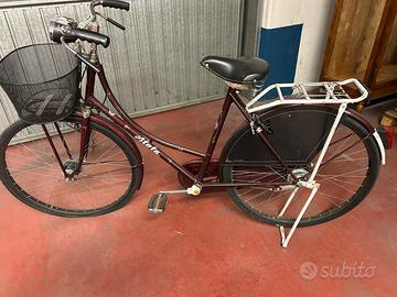 Bicicletta da donna marca Atala con cestino e