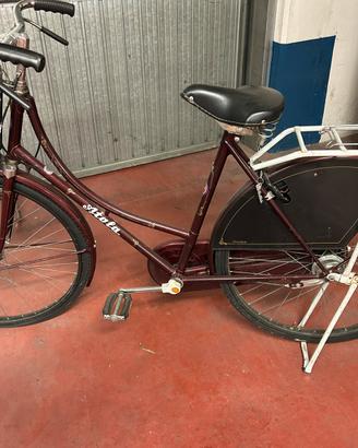 Bicicletta da donna marca Atala con cestino e
