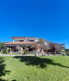Prestigiosa villa d'autore con parco privato