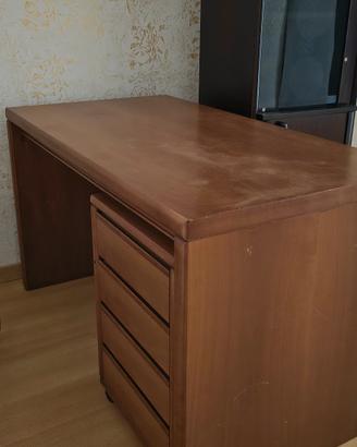 Scrivania, cassettiera e sedia 