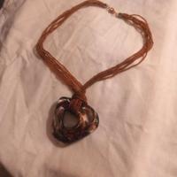 Girocollo bigiotteria con ciondolo variegato