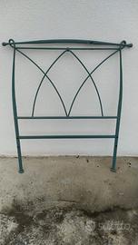 letto in ferro a una piazza con rete