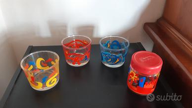 contenitori in vetro con decorazioni colorate