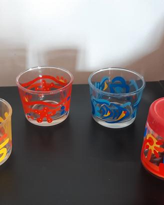 contenitori in vetro con decorazioni colorate