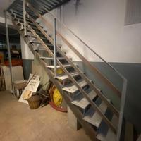 Scala in ferro rettilinea con ringhiera – H 320