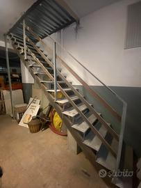 Scala in ferro rettilinea con ringhiera – H 320