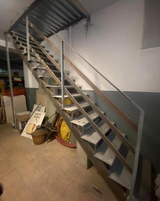 Scala in ferro rettilinea con ringhiera – H 320