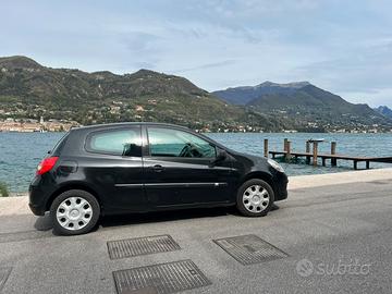 Auto Clio renault 2008 Disel nera.