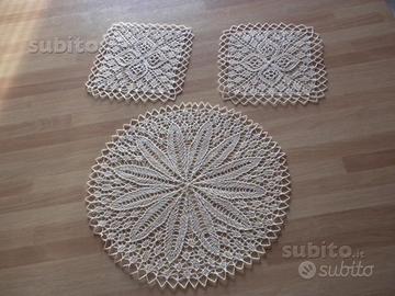 3 centrini di cotone colore ecrù lavorati ai ferri