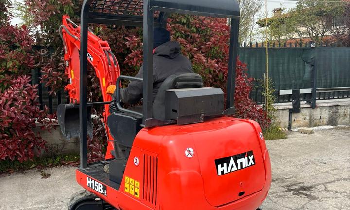 E179 Mini escavatore 15 q Hanix H15B