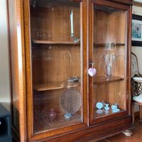 Vetrina in legno massello con ante in vetro 