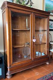 Vetrina in legno massello con ante in vetro 